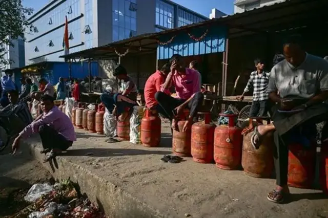 گیس کے لیے لمبی قطاریں