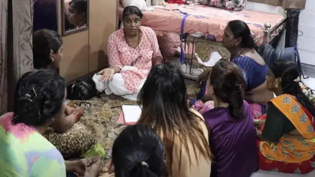 गौरी सावंत महिलांसोबत