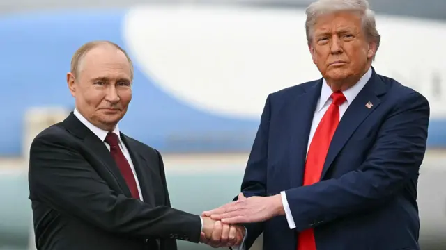 美国总统特朗普与俄罗斯总统普京握手