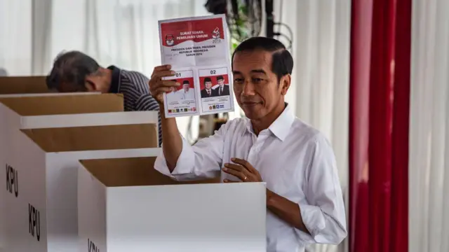 Calon presiden Joko Widodo menunjukkan kertas suaranya di TPS pada 17 April 2019 di Jakarta, Indonesia.