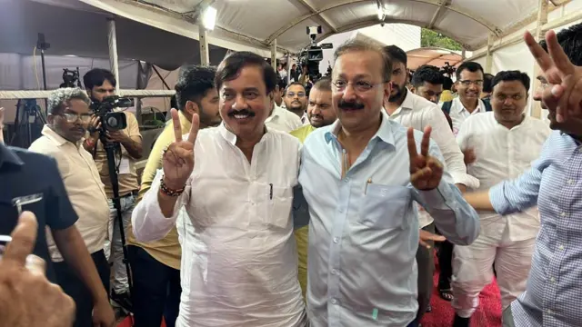 निकालानंतर राष्ट्रवादी काँग्रेस अजित पवार गटाचे सुनील तटकरे आणि बाबा सिद्दीकी. 