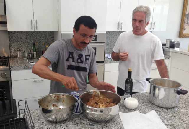 Yayılan fotolarda eyni zamanda, Jeffrey Epstein-in Birləşmiş Ərəb Əmirliklərindən olan biznesmen Sultan Əhməd bin Sulayemlə də fotosu var.