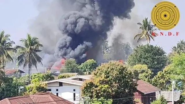 လွိုင်ကော်မြို့ထဲ တစ်နေရာ မီးလောင်နေတဲ့မြင်ကွင်း (ပုံဟောင်း)