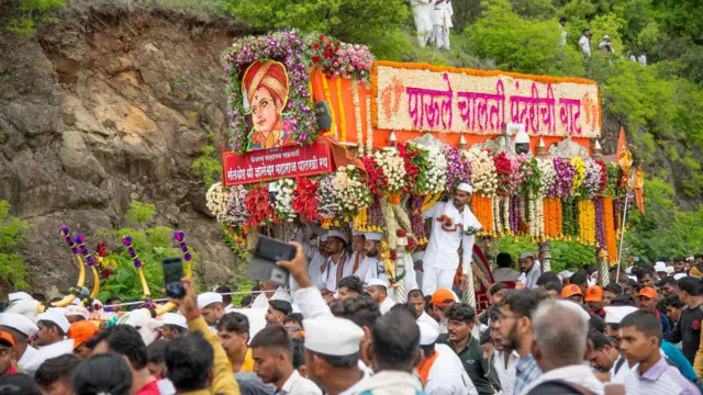 आषाढी वारीच्या काळात पालखी मार्गावरील मद्य आणि मांसविक्री करणारी दुकाने त्या दिवसाकरीता बंद करण्याचा निर्णय देवेंद्र फडणवीस सरकारने घेतला आहे.