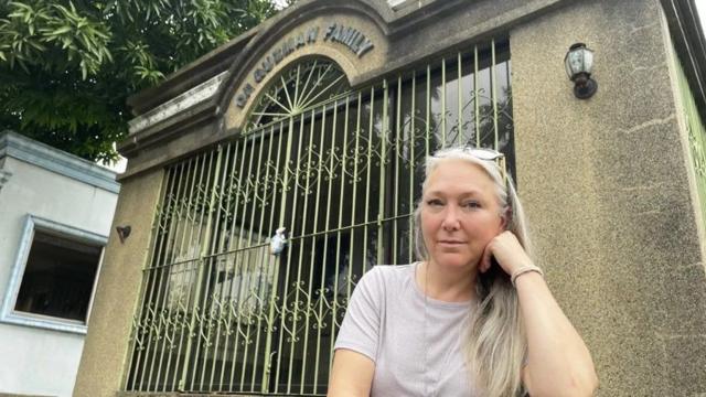 Журналістка Сюзанна Вілтон відвідала могилу де Гусмана в Манілі на Філіппінах 576