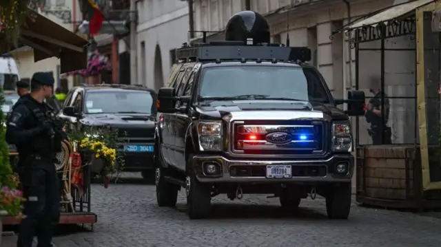 అధ్యక్షుడికి మూడు లేయర్లతో సెక్యూరిటీ 