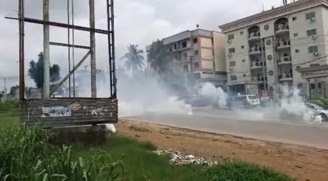 Riposte des forces de l'ordre qui tirent des gaz lacrymogènes pour disperser les manifestants.