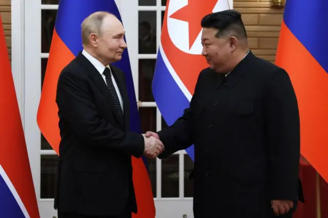 Putin na Kim bahana ibiganza nyuma y'ibirori byo kumwakira