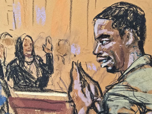 Sean 'Diddy' Combs melambaikan tangan kepada teman dan keluarga yang melambaikan tangan kepadanya saat menghadiri sidang di pengadilan federal di wilayah Manhattan, New York City, AS, pada 10 Oktober 2024.