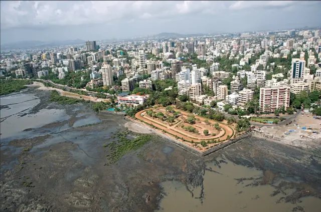 एनटीयूच्या अभ्यासानुसार, 2014 ते 2020 दरम्यान मुंबईतील काही भाग दरवर्षी सरासरी 0.01 सेमी ते 5.9 सेमीनं पाण्याखाली गेला आहे.