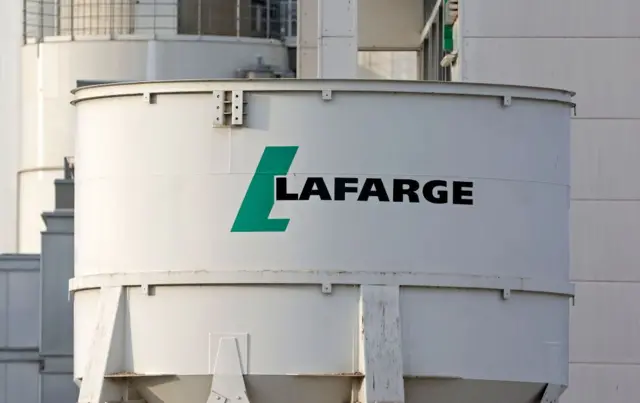 El logotipo de la planta de hormigón de la empresa francesa de materiales de construcción Lafarge, el 19 de octubre de 2022, en Issy-les-Moulineaux, Francia.