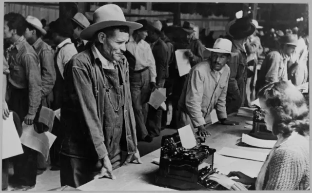 Trabajadores agrícolas mexicanos hacen fila mientras son registrados para laborar en los EE. UU. a través del programa Bracero, parte del Acuerdo de Trabajo Agrícola Mexicano, 1951. (Foto: PhotoQuest/Getty Images)