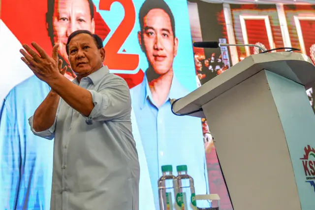 Calon Presiden nomor urut 2 Prabowo Subianto menari silat saat melakukan kampanye di Soreang, Kabupaten Bandung, Jawa Barat, Minggu (14/1/2024).