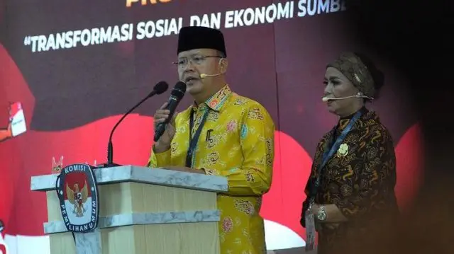 Pasangan calon Gubernur dan Wakil Gubernur Bengkulu nomor urut dua Rohidin Mersyah (kiri) dan Meriani (kanan) menanggapi pertanyaan panelis saat mengikuti debat putaran pertama disalah satu hotel di Kota Bengkulu, Bengkulu, Kamis (31/10/2024).