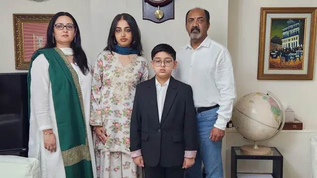 ماہنور اپنے بھائئ اور والدین کے ہمراہ