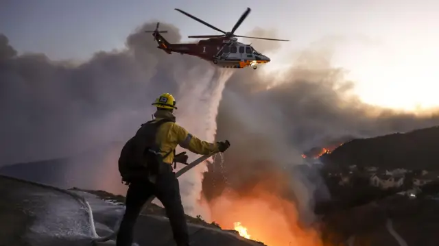 Un bombero lucha contra el fuego en Pacific Palisades, Los Ángeles, California, Estados Unidos, el 7 de enero de 2025.