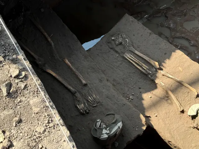 นักโบราณคดีตั้งข้อสังเกตว่ากระดูกเท้าที่ผิดปกติ ดูเหมือนศพถูกจัดท่าทางมาก่อน