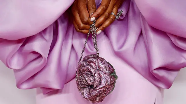 অ্যাঞ্জেলা বাসেটের ক্লাচ ব্যাগ বাফটা অ্যাওয়ার্ডে নজর কাড়ে