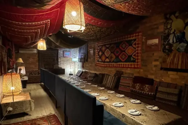 اصلي پلان دا و چې پاسني پوړ کې یوه ګالري پرانیزي، خو هاغه ځای هم ډېر ژر له مېلمنو ډک شو.