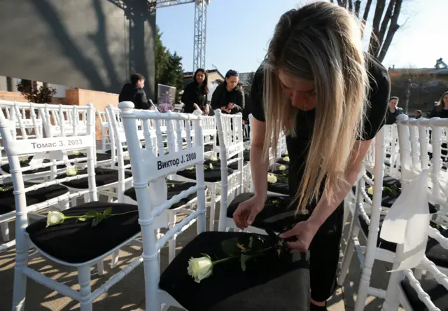 63 bele stolice na svakoj bela ruža i imena žrtava požara u Kočanima, tragedija u kočanima, tragedija u severnoj makedoniji, godišnjica tragedije u severnoj makedoniji