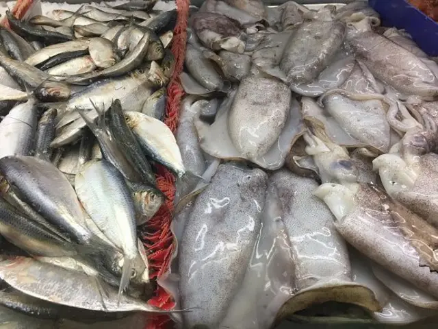 "එළවළු හරි පළතුරු හරි තොගයක් එවුවාම ඒවායින් පුළුවන් තරම් විකුණලා ටාගට් එකට යන්න ඕනේ. එහෙම නැතිවුනොත් මැනෙජර්ලටත් උඩින් බැනුම් අහන්න වෙනවා. ඒ නිසා මෙයාලා අපි ලව්වා අර පරණ වුණ ඒවාත් විකුණනවා," ඇය පවසයි.