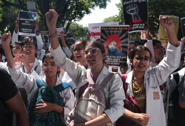 भारतमा डाक्टरमाथि बलात्कार र हत्याको विरोधमा प्रदर्शन