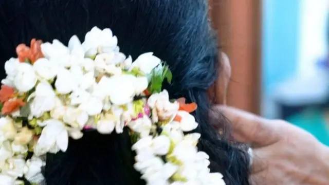 काहीही झाले तरी आपल्या मुलीने या धंद्यात यायचे नाही या इराद्याने झपाटलेल्या येलुबाईंनी काशीला अक्षरश: रक्ताचे पाणी करून वाढवले.