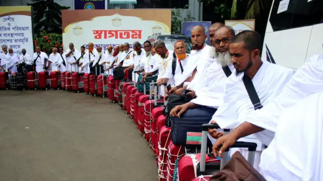 হজে যেতে হযরত শাহজালাল আন্তর্জাতিক বিমান বন্দরে হাজীরা (ফাইল ফটো)