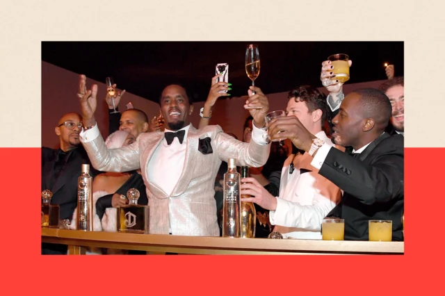 Sean « Diddy » Combs brandit un verre en guise de célébration