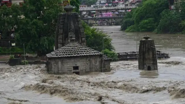 मंडी येथील पाण्याने वेढलेलं पंचवक्त्र मंदिर