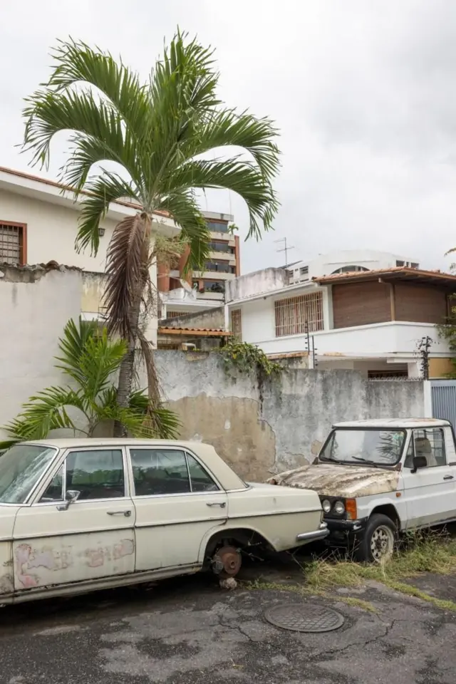 Voitures abandonnées dans un quartier de classe moyenne à Caracas, le 27 avril 2022.
