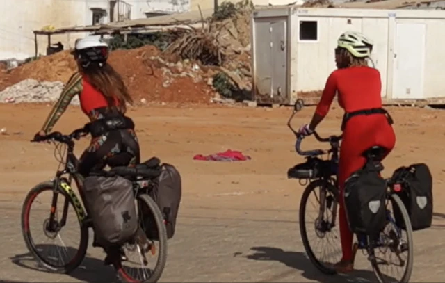 Julia et Yasmine à vélo à Dakar.