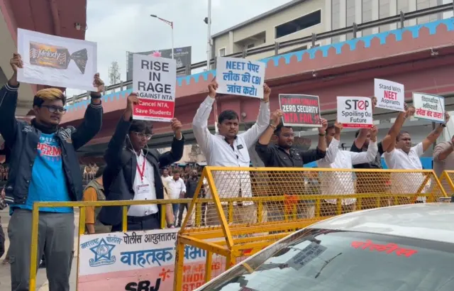 संभाजीनगरमध्ये आंदोलनात सहभागी तरुण.