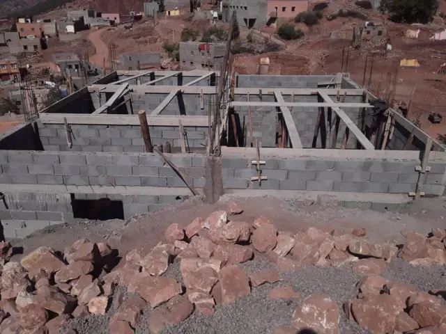 Terrain à bâtir pour la reconstruction d'une maison.