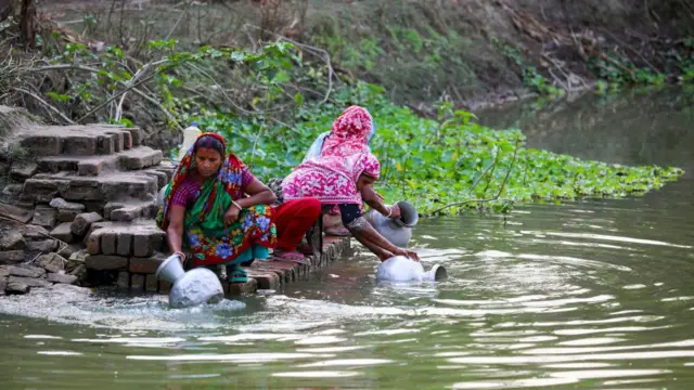 পুকুরগুলোয় লবণাক্ততা ছড়িয়ে পড়েছে