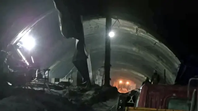 सुरंग में बचाव कार्य