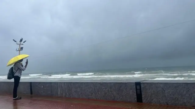 બીબીસી ગુજરાતી હવામાન વરસાદ ચોમાસું ચક્રવાતી વાવાઝોડું મોંથા ડિપ્રેશન આંધ્ર પ્રદેશ તમિલનાડુ પવન દરિયો