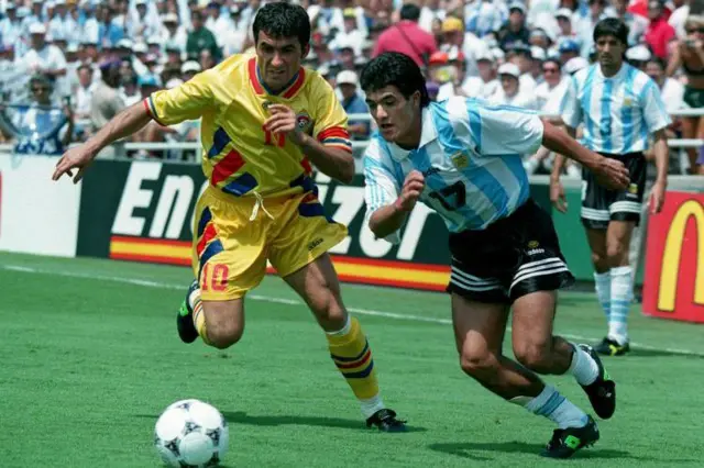 Gheorghe Hagi disputa a bola no jogo contra a Argentina, nas oitavas de final da Copa do Mundo de 1994
