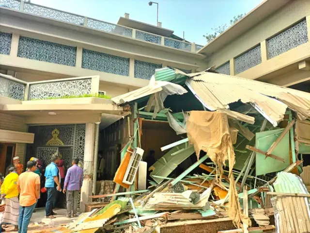 বরিশালে আওয়ামী লীগের দুই জন নেতার বাড়িতে হামলা চালানো হয়েছে