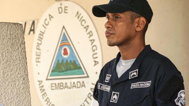 Um policial monta guarde em frente à embaixada da Nicarágua no Panamá