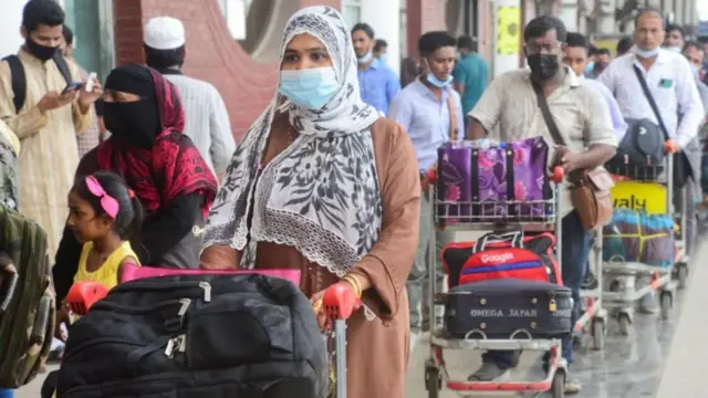 প্রবাসীরা অনেক সময় তাদের সাথে স্বর্ণ নিয়ে আসেন।