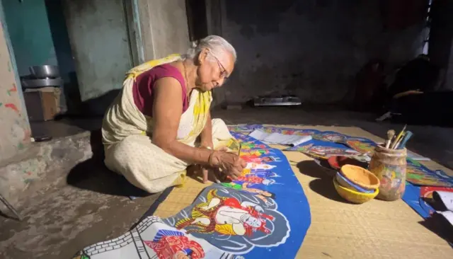 বাড়িতে ছবি আঁকার কাজে ব্যস্ত রেবা পাল