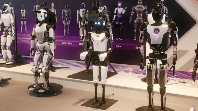 Robots humanoides en la feria mundial de IA en Shanghái, julio de 2024