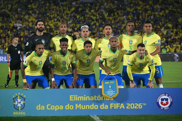 Seleção brasileira de futebol masculino posa antes de jogo pelas eliminatórias da Copa do Mundo 2026, no Maracanã