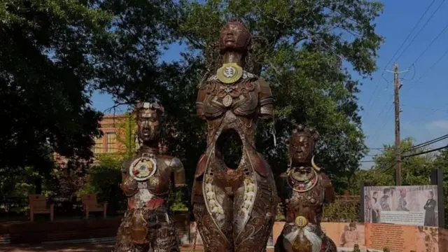 Escultura de de três mulheres negras representando as 'mães da ginecologia' Anarcha, Lucy e Betsy