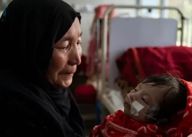 Femme tenant un enfant malade