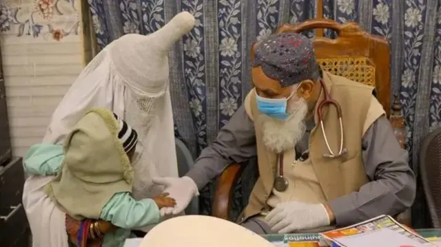 Dr.Gul Qaisrani, umuganga mu ivuriro ryigenga ryo muri ako gace, yasanze mu 2024 umubare w'abana bandura agakoko gatera SIDA wiyonger