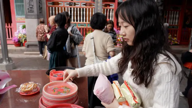 過去兩年，台灣追星族之間興起一股到廟裡求演唱會門票的風潮。