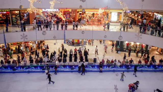 Pusat perbelanjaan yang menawarkan wahana rekreasi ice skating di kota besar