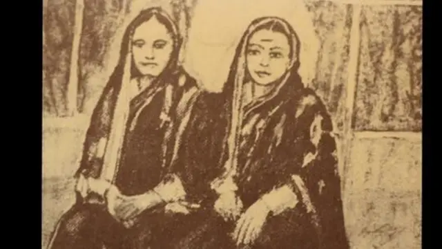 या दुर्मिळ छायाचित्रात उजवीकडे सावित्रीबाई तर डावीकडे त्यांच्या सहकारी शिक्षिका फातिमा शेख
